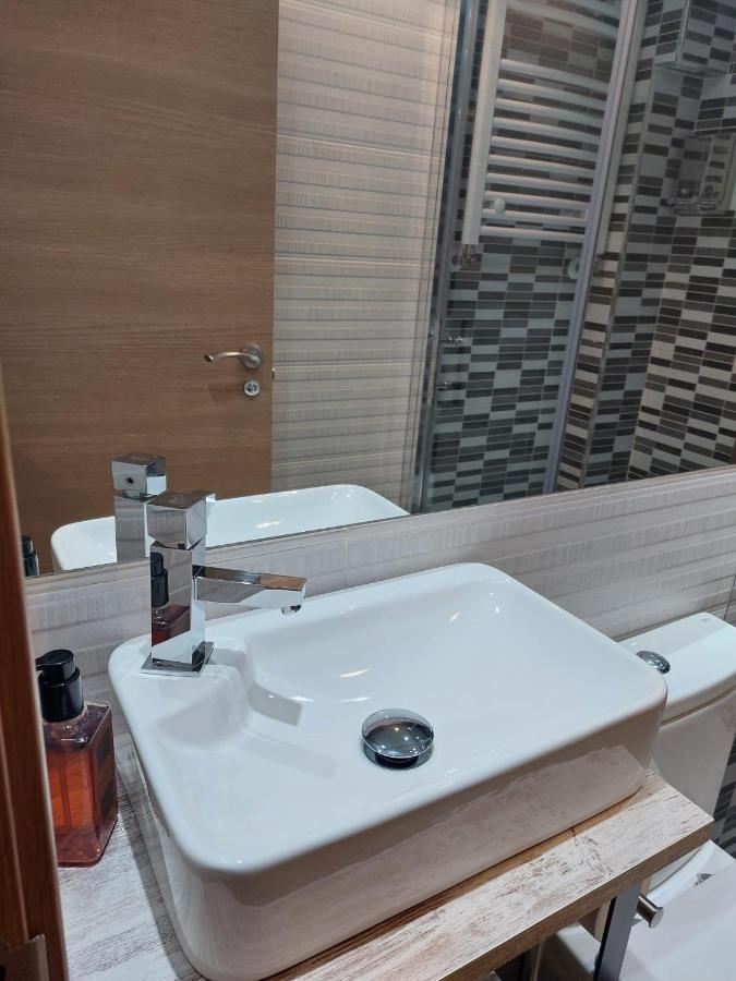 Apartamentos Deluxe Barajas Madrid Exterior photo